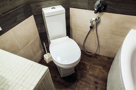 W łazience, w której nie ma miejsca na bidet sprawdzi się bidetta. Zawór i wąż ze słuchawką praktycznie nie zabierają przestrzeni